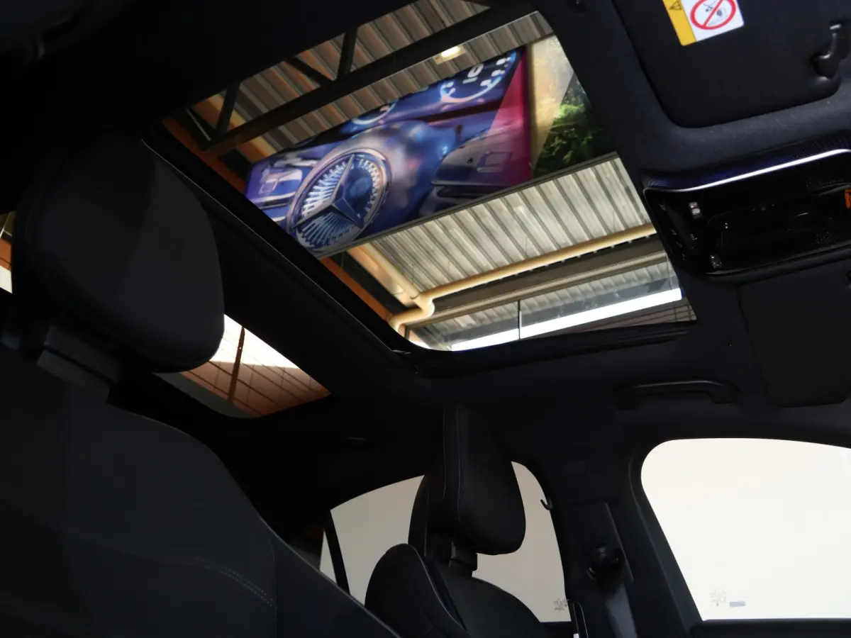 300e Sport Edition | Premium Plus pakket | Panoramaschuifdak | Superscreen | Nightpakket | Rijassistentiepakket Plus | Stoelventilatie | Head-up display | Luchtvering |
