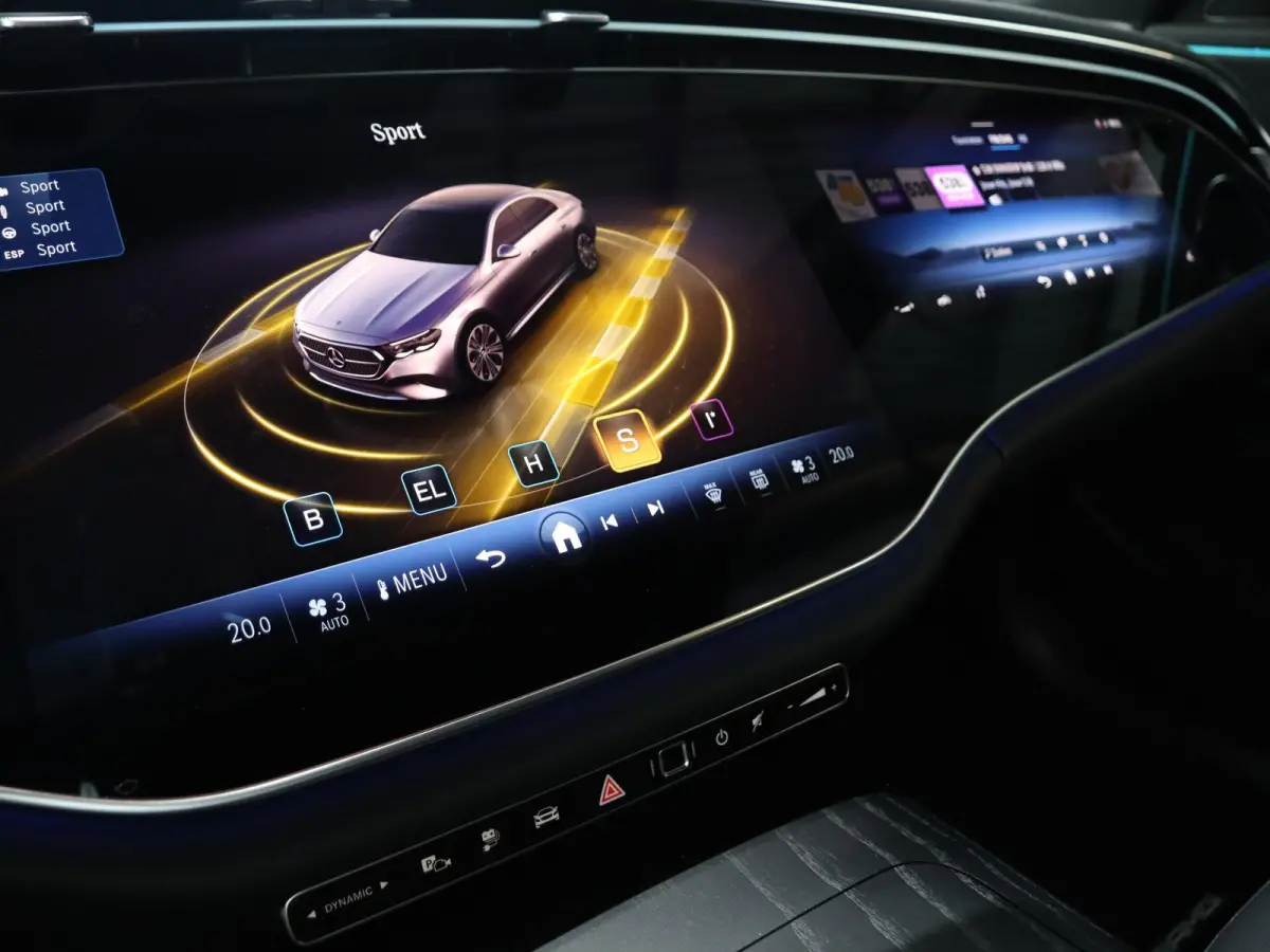 300e Sport Edition | Premium Plus pakket | Panoramaschuifdak | Superscreen | Nightpakket | Rijassistentiepakket Plus | Stoelventilatie | Head-up display | Luchtvering |