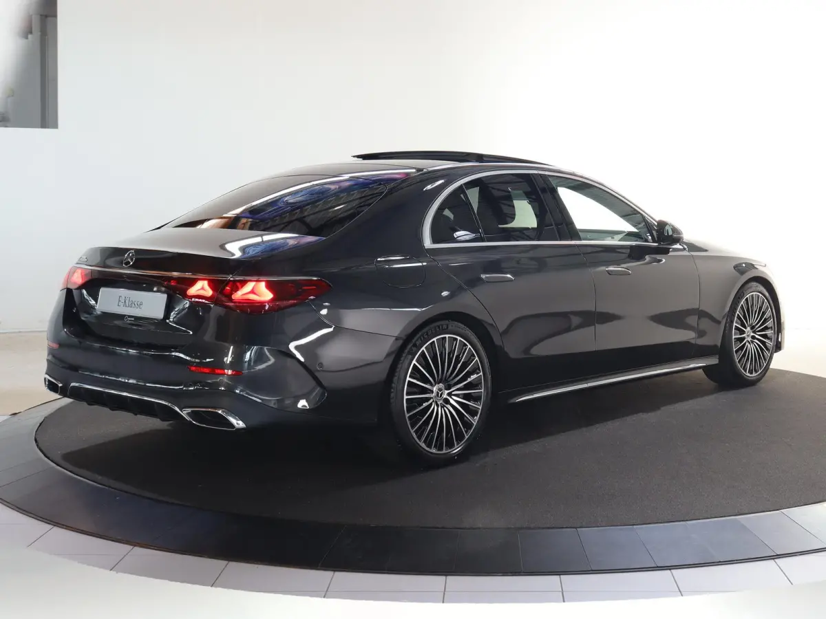 300e Sport Edition | Premium Plus pakket | Panoramaschuifdak | Superscreen | Nightpakket | Rijassistentiepakket Plus | Stoelventilatie | Head-up display | Luchtvering |