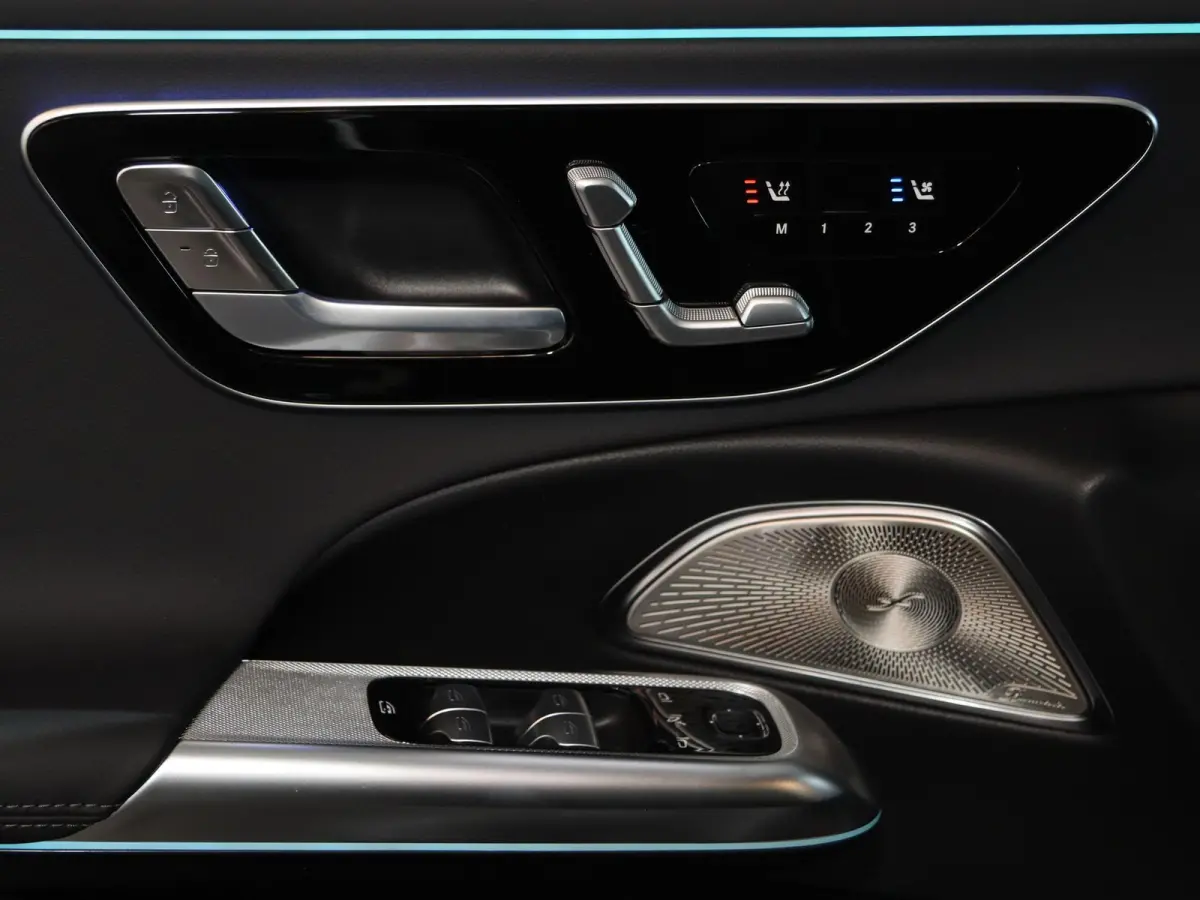 300e Sport Edition | Premium Plus pakket | Panoramaschuifdak | Superscreen | Nightpakket | Rijassistentiepakket Plus | Stoelventilatie | Head-up display | Luchtvering |