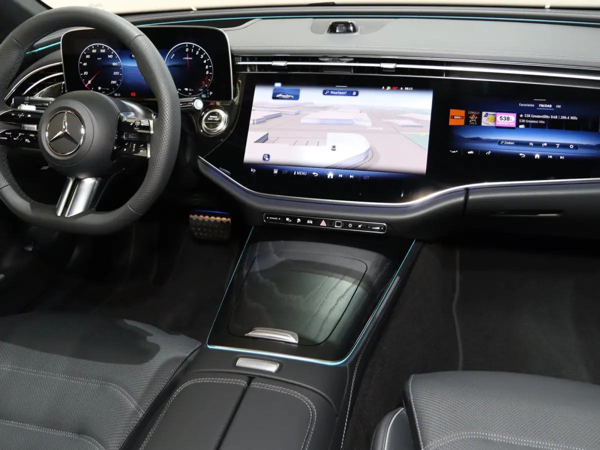 300e Sport Edition | Premium Plus pakket | Panoramaschuifdak | Superscreen | Nightpakket | Rijassistentiepakket Plus | Stoelventilatie | Head-up display | Luchtvering |