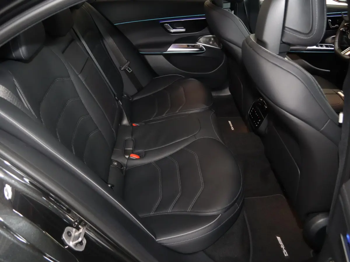 300e Sport Edition | Premium Plus pakket | Panoramaschuifdak | Superscreen | Nightpakket | Rijassistentiepakket Plus | Stoelventilatie | Head-up display | Luchtvering |