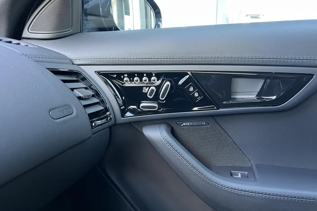 P300 RWD I R-Dynamic I Dealer ond. I