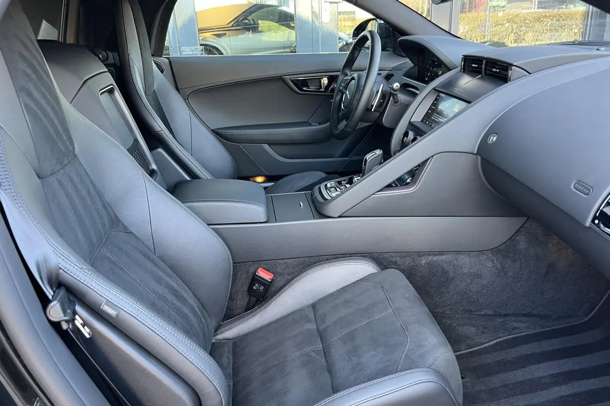P300 RWD I R-Dynamic I Dealer ond. I