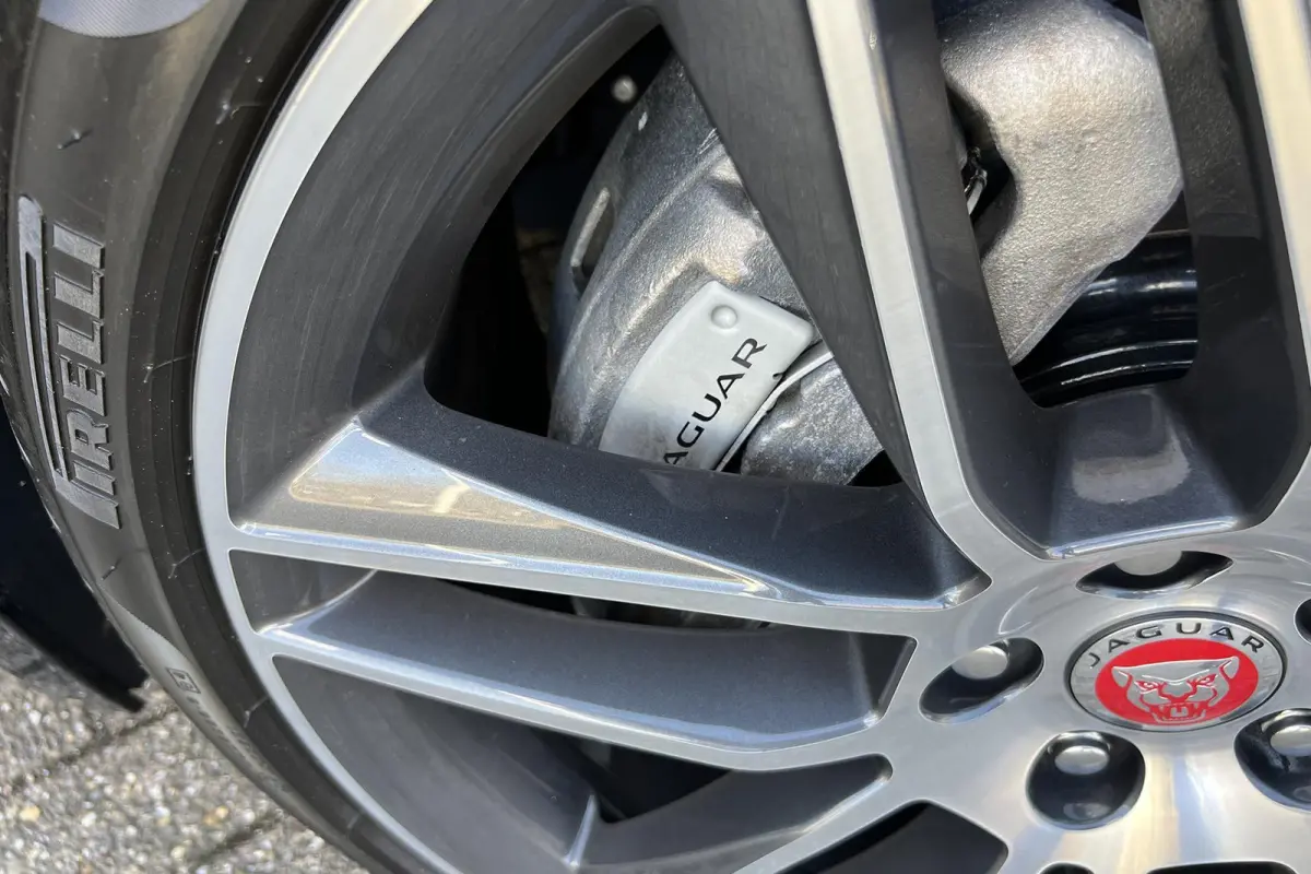 P300 RWD I R-Dynamic I Dealer ond. I