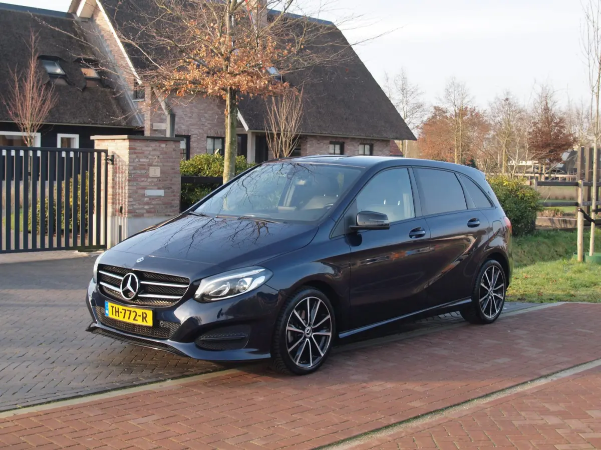 180 Ambition LED | Automaat | Sports Tourer | Night-pakket | Zwarte hemel bekleding