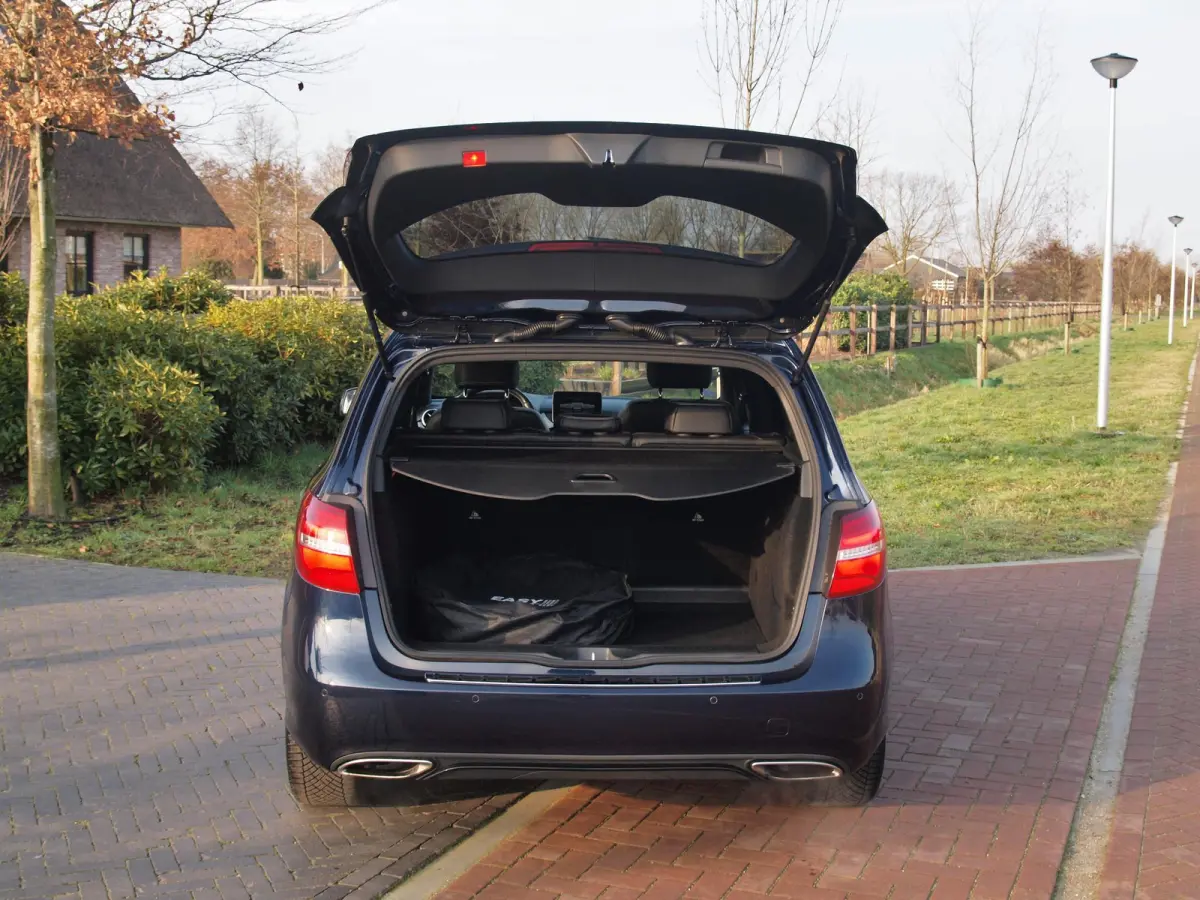 180 Ambition LED | Automaat | Sports Tourer | Night-pakket | Zwarte hemel bekleding