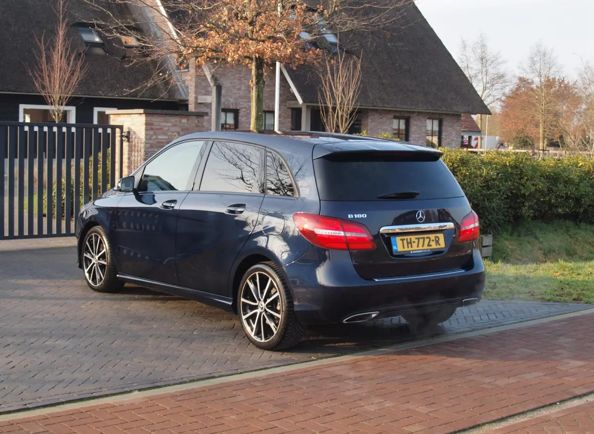 180 Ambition LED | Automaat | Sports Tourer | Night-pakket | Zwarte hemel bekleding