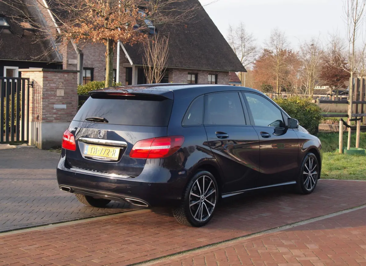 180 Ambition LED | Automaat | Sports Tourer | Night-pakket | Zwarte hemel bekleding