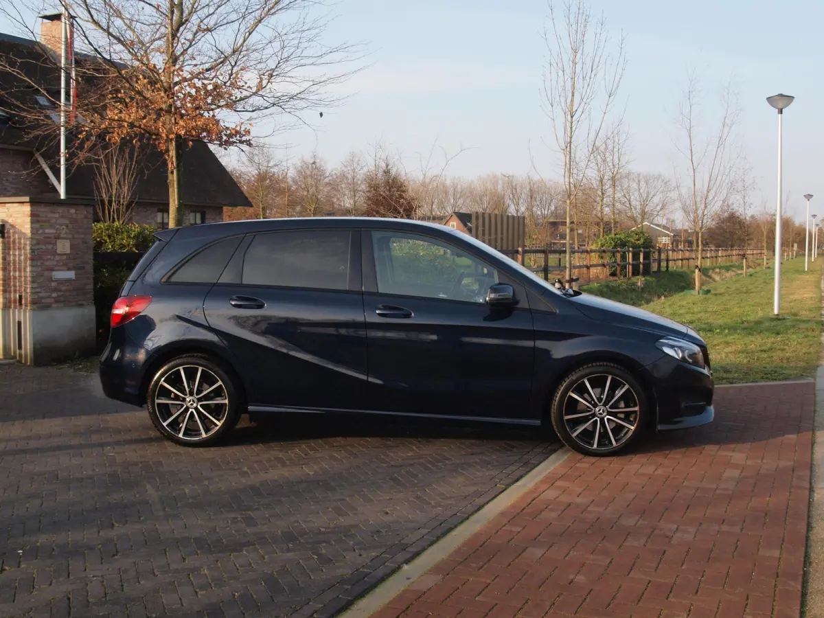 180 Ambition LED | Automaat | Sports Tourer | Night-pakket | Zwarte hemel bekleding