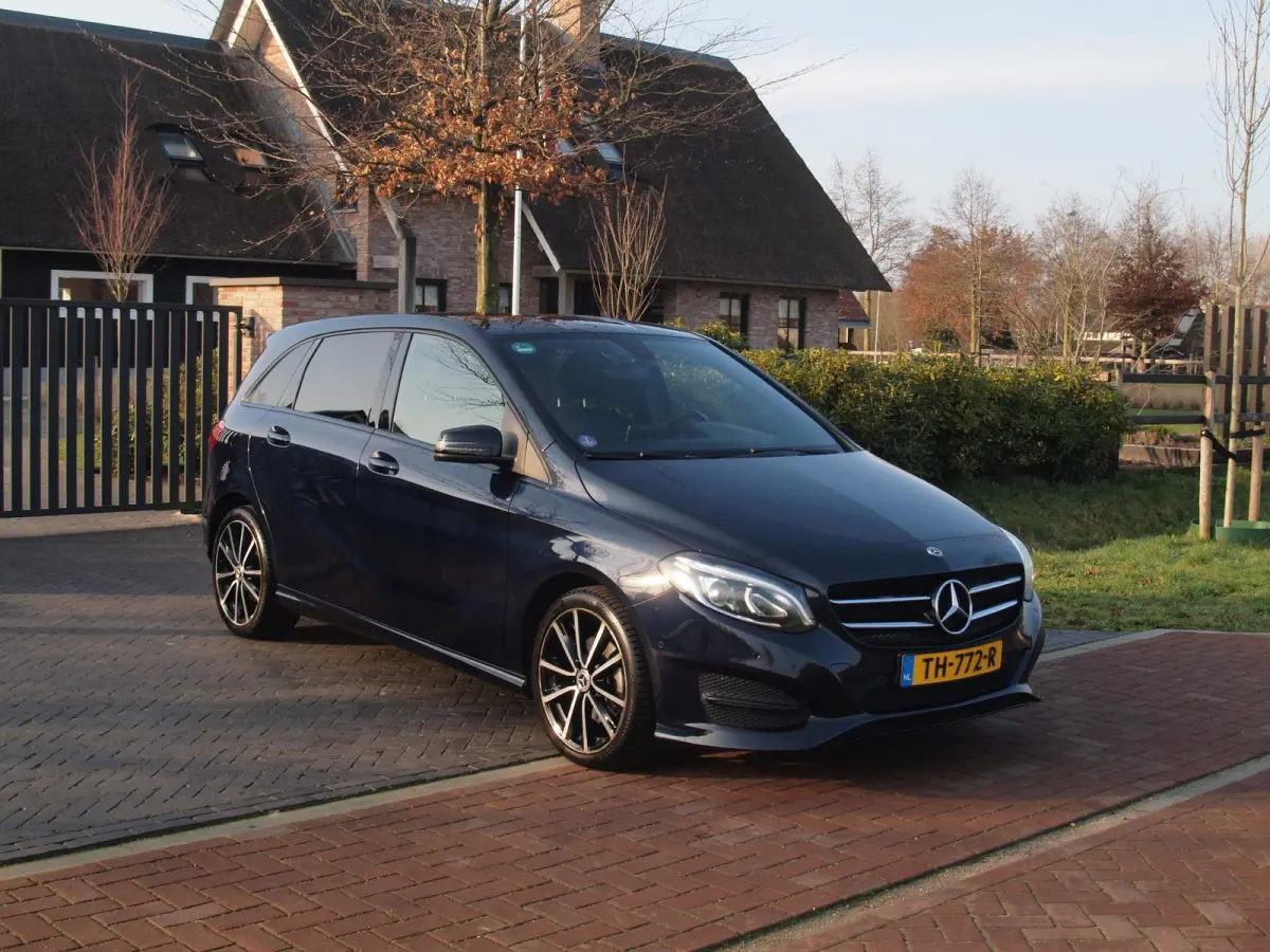 180 Ambition LED | Automaat | Sports Tourer | Night-pakket | Zwarte hemel bekleding