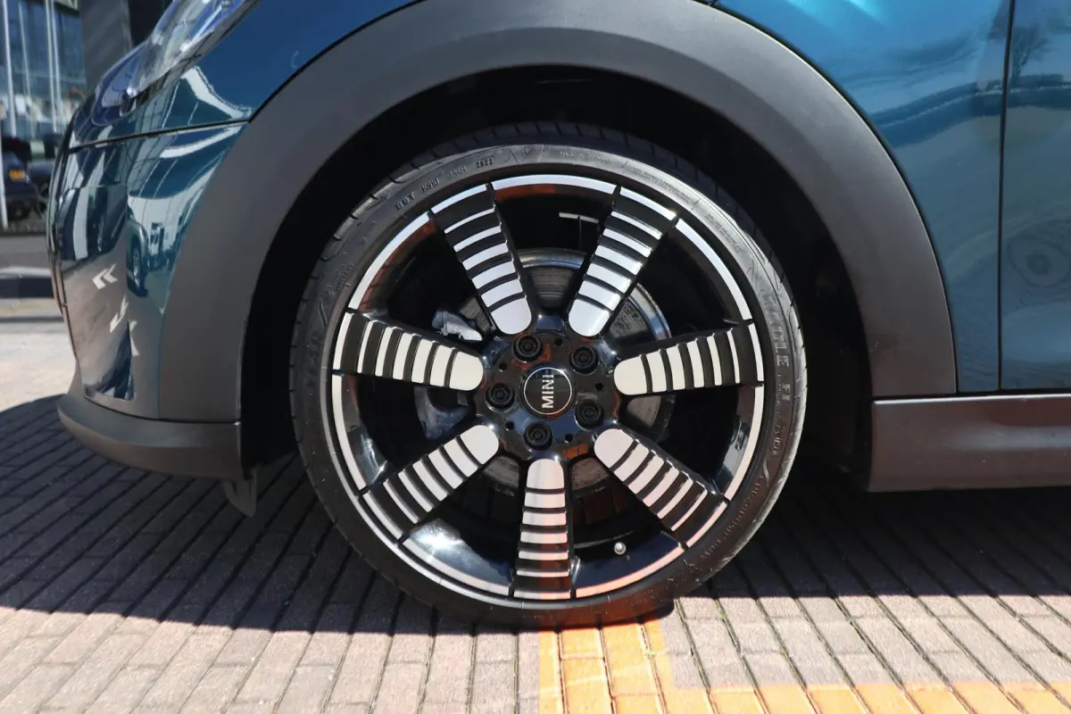 1.5 Cooper | 18" LM Pulse Spoke | MINI Sidewalk Uitvoering | Deep Laguna