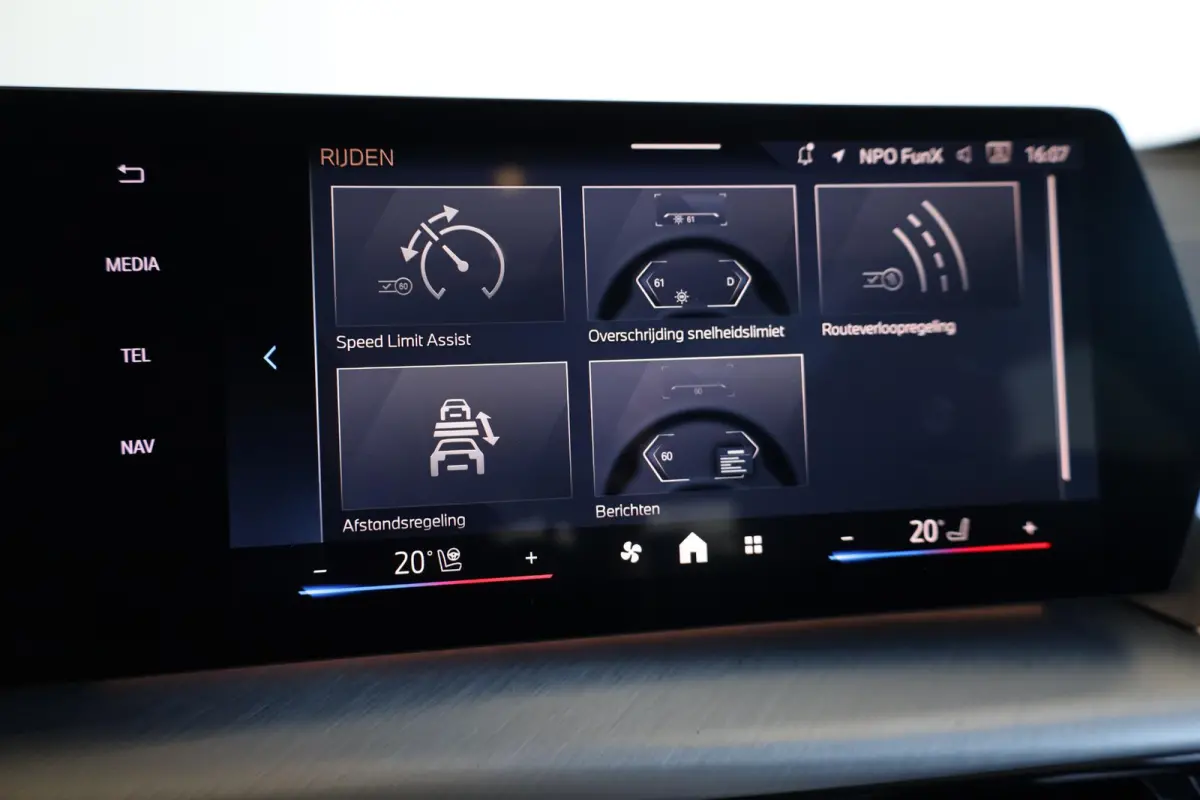 225e xDrive | M Sport Pro | Panoramadak | Head-Up Display | Harman Kardon