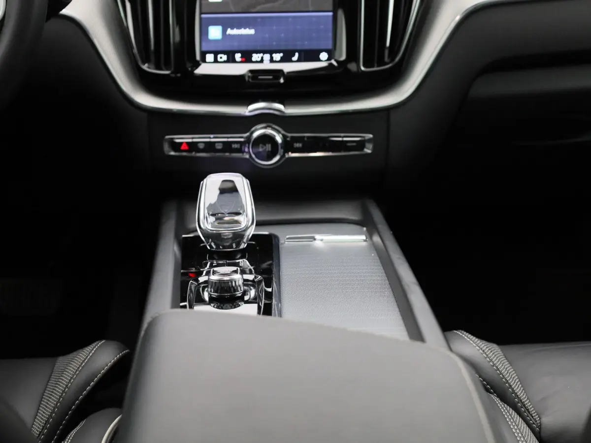 T6 Plug-in hybrid AWD Plus Dark