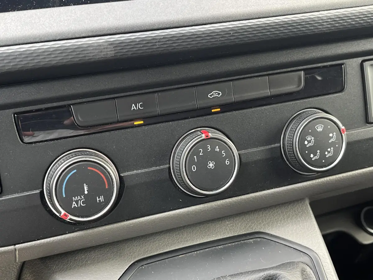 2.0 TDI L1H1*AUTOM.*A.C*CRUISE*NAVI*HAAK*CARPLAY*