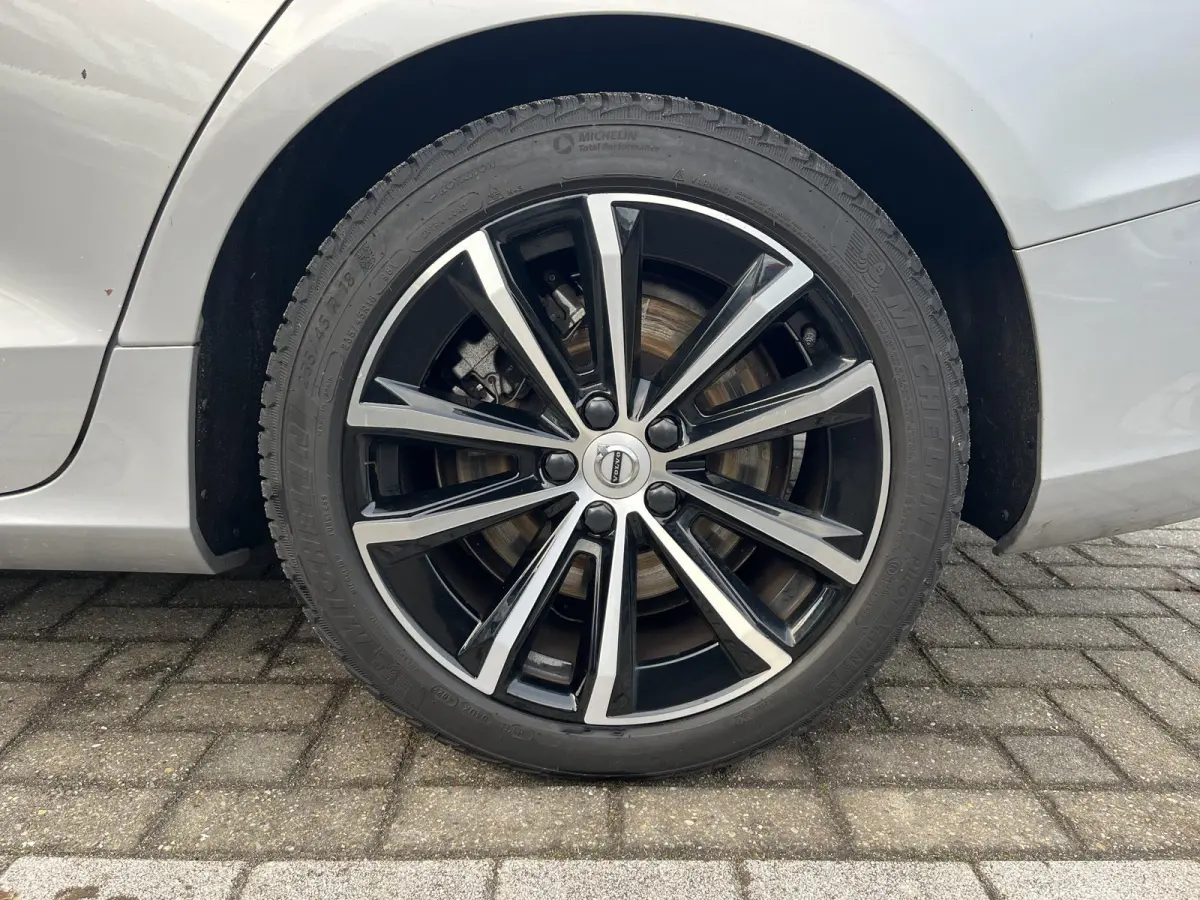 Recharge T6 AWD Core | 18 Inch Velgen | Keyless Entry | Luchtfilter |