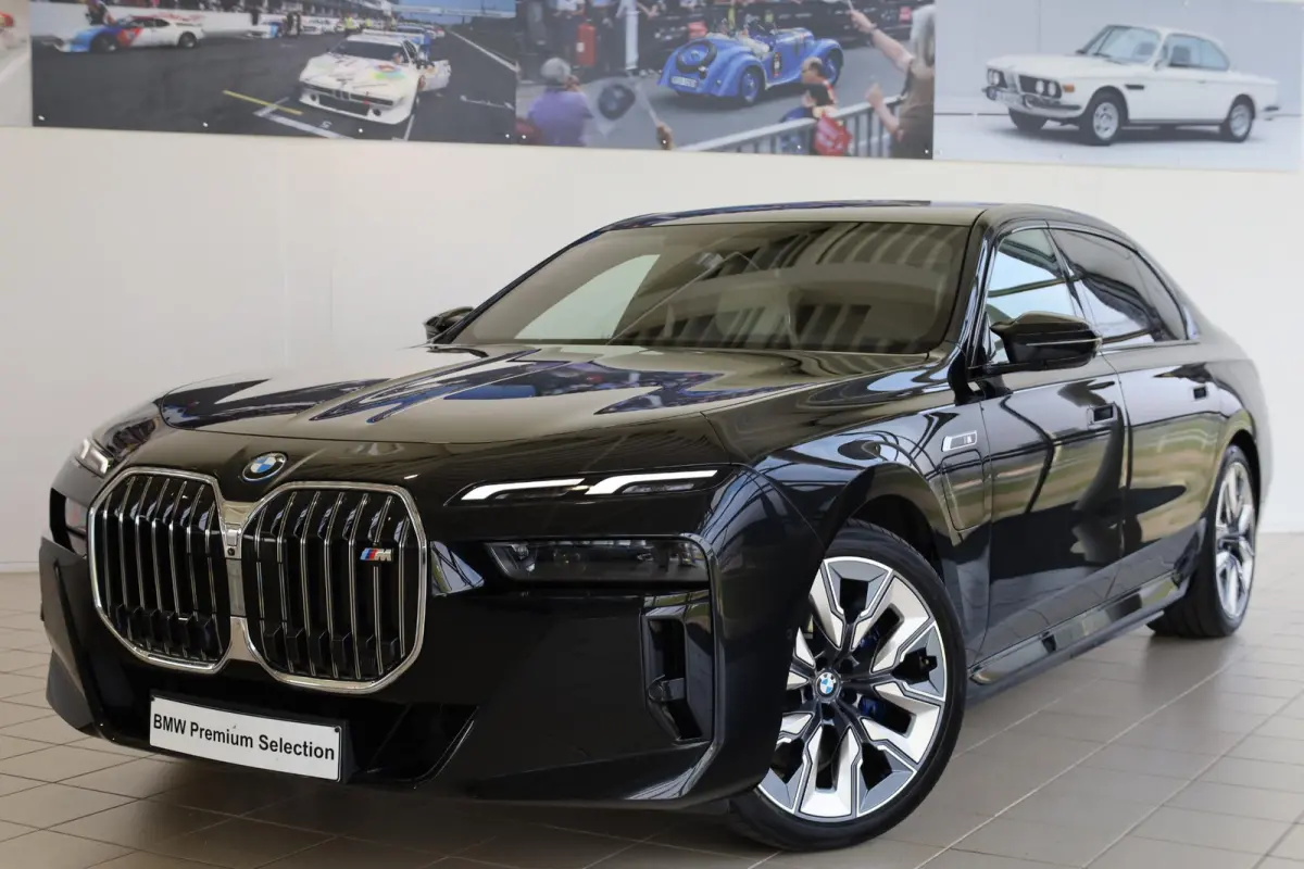 M760e xDrive | Head-Up Display | Panoramadak | Driving + Parking Ass. Professional 360 Camera | Bowers & Wilkins | Active Steering | Trekhaak