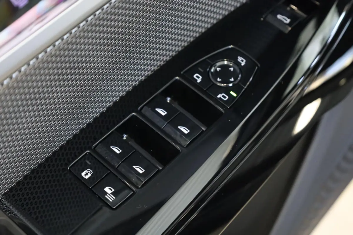 M760e xDrive | Head-Up Display | Panoramadak | Driving + Parking Ass. Professional 360 Camera | Bowers & Wilkins | Active Steering | Trekhaak