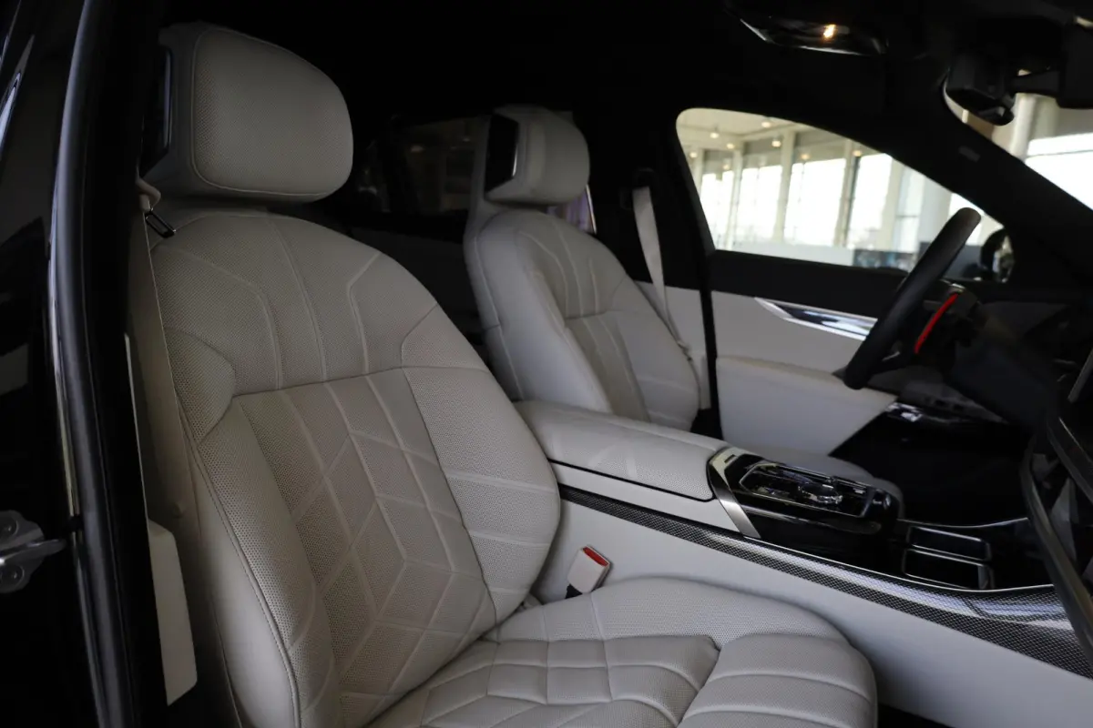 M760e xDrive | Head-Up Display | Panoramadak | Driving + Parking Ass. Professional 360 Camera | Bowers & Wilkins | Active Steering | Trekhaak