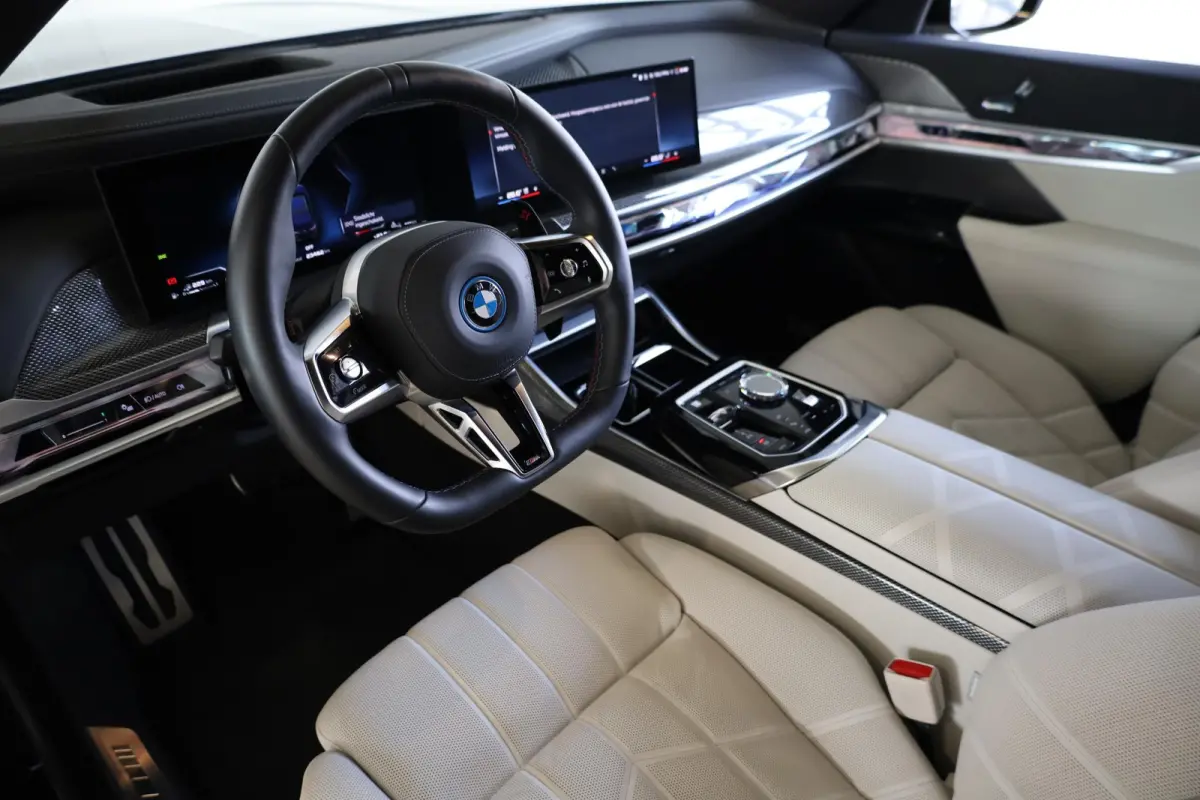 M760e xDrive | Head-Up Display | Panoramadak | Driving + Parking Ass. Professional 360 Camera | Bowers & Wilkins | Active Steering | Trekhaak