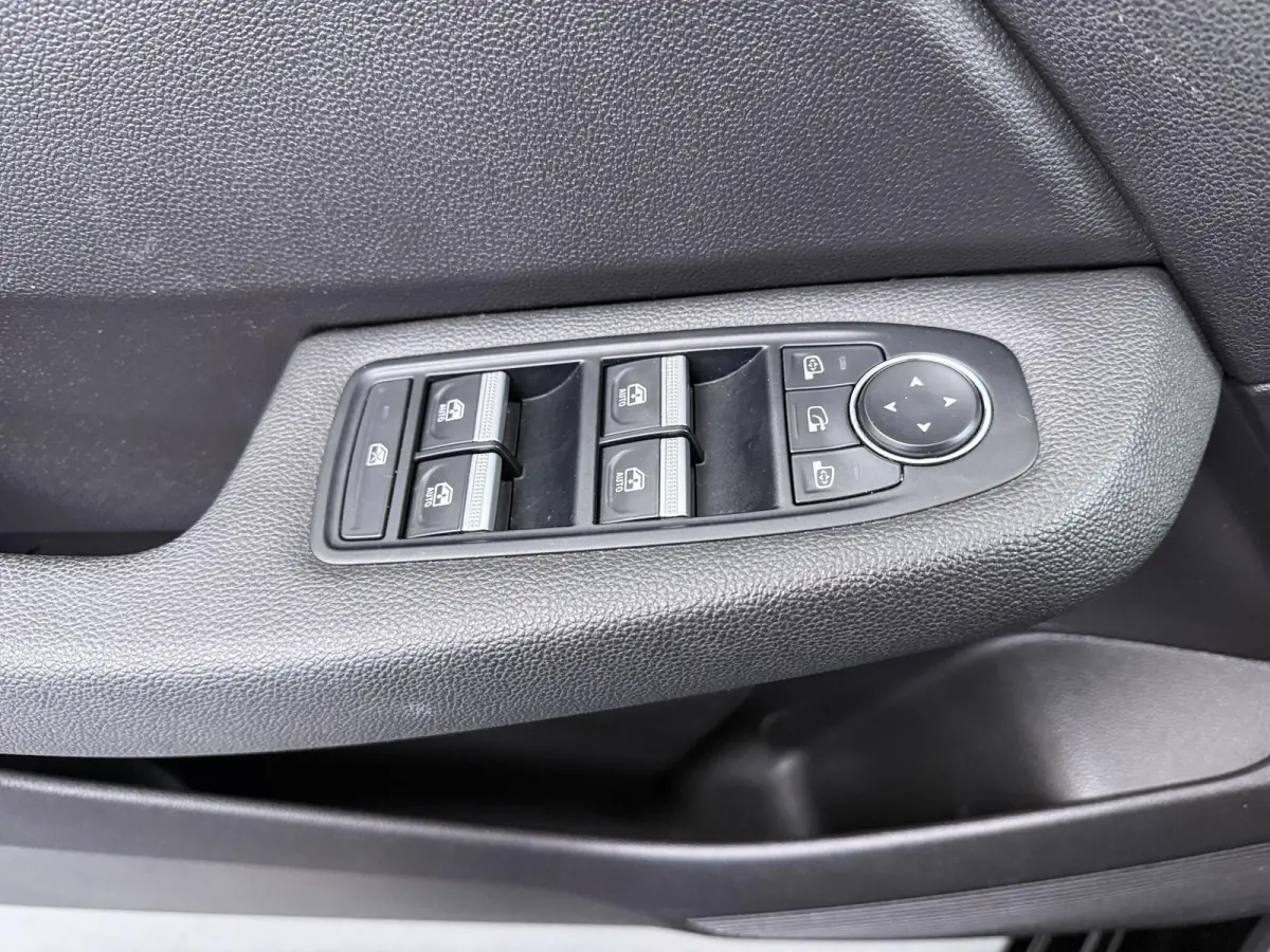 Hybrid 140 Business Zen | Navigatie | Climate Control | Keyless Entry |