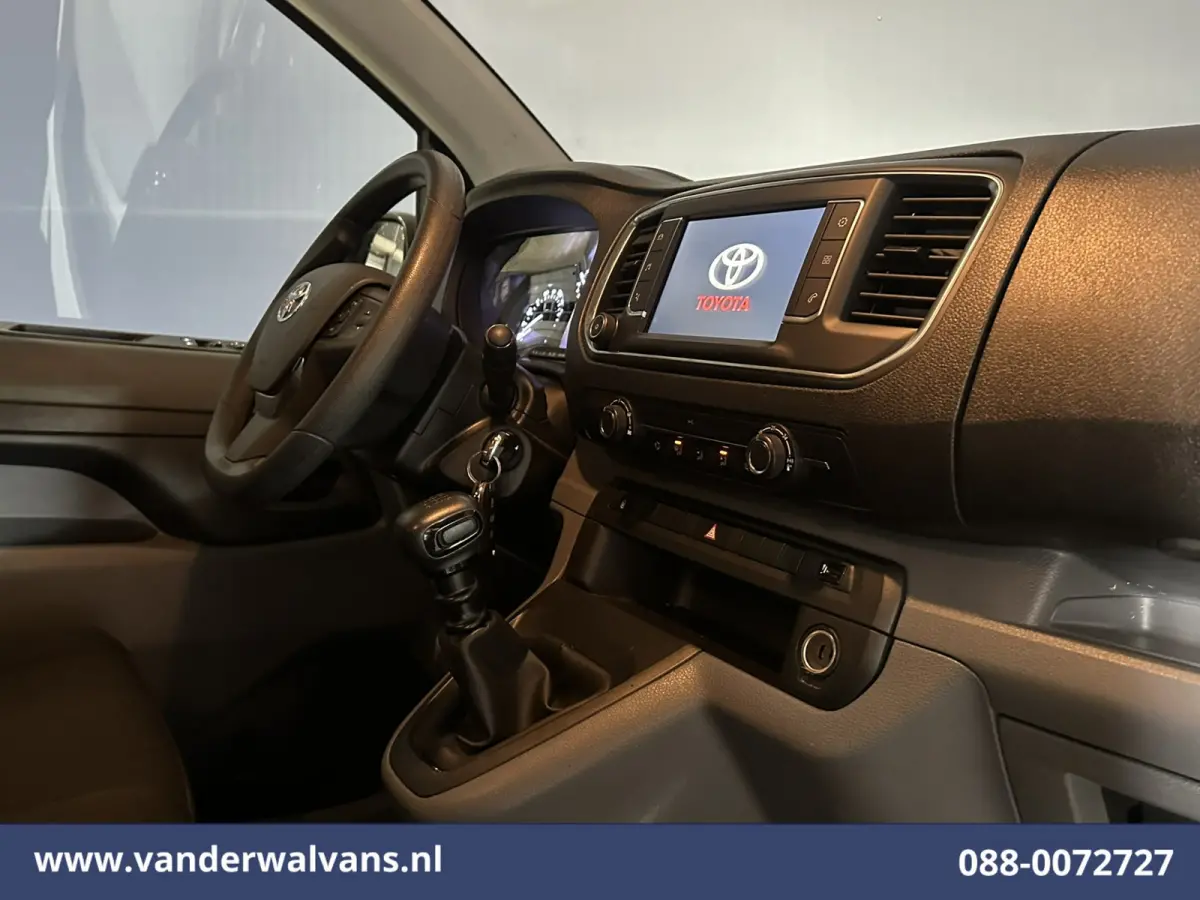 1.5 D-4D 120pk L3H1 Personenbus 9 Zitplaatsen Euro6 Airco | Navigatie | Apple Carplay | Cruisecontrol Android Auto, Parkeersensoren, Achterklep