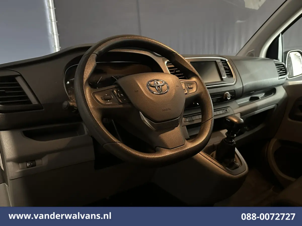 1.5 D-4D 120pk L3H1 Personenbus 9 Zitplaatsen Euro6 Airco | Navigatie | Apple Carplay | Cruisecontrol Android Auto, Parkeersensoren, Achterklep