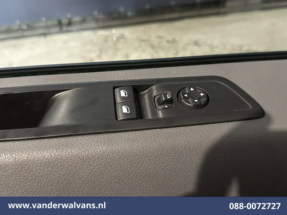 1.5 D-4D 120pk L3H1 Personenbus 9 Zitplaatsen Euro6 Airco | Navigatie | Apple Carplay | Cruisecontrol Android Auto, Parkeersensoren, Achterklep