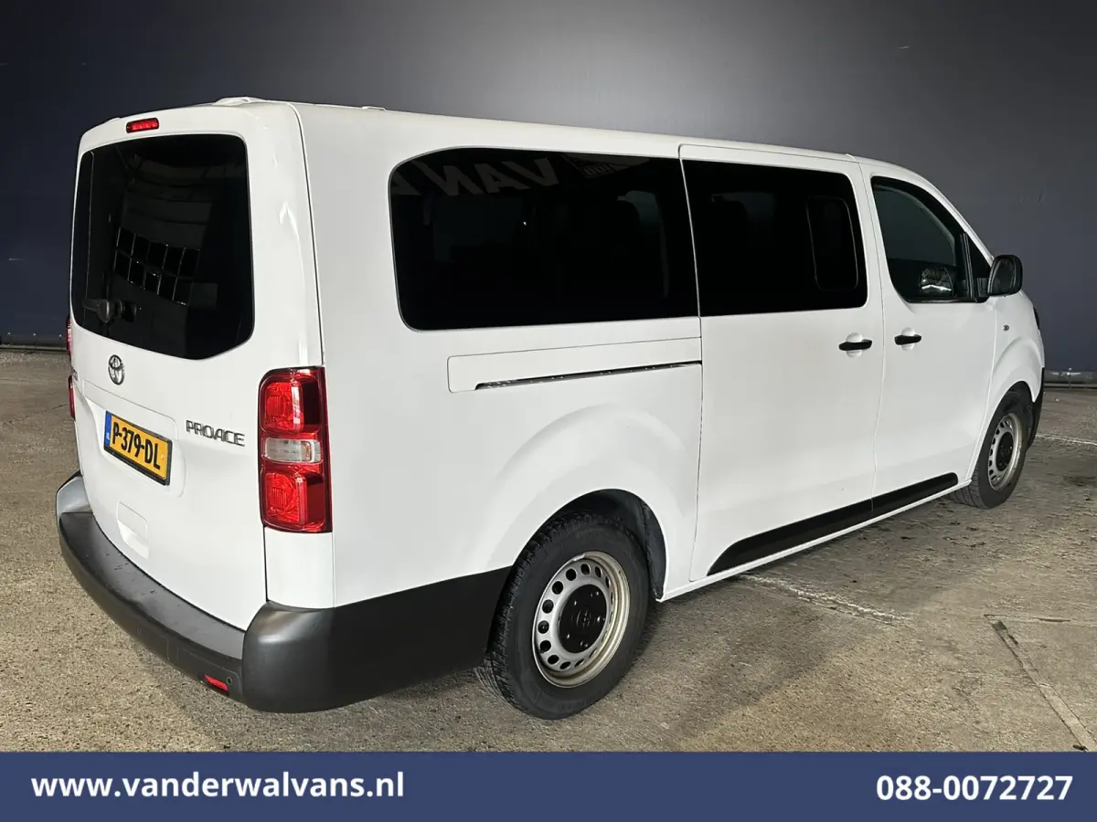 1.5 D-4D 120pk L3H1 Personenbus 9 Zitplaatsen Euro6 Airco | Navigatie | Apple Carplay | Cruisecontrol Android Auto, Parkeersensoren, Achterklep