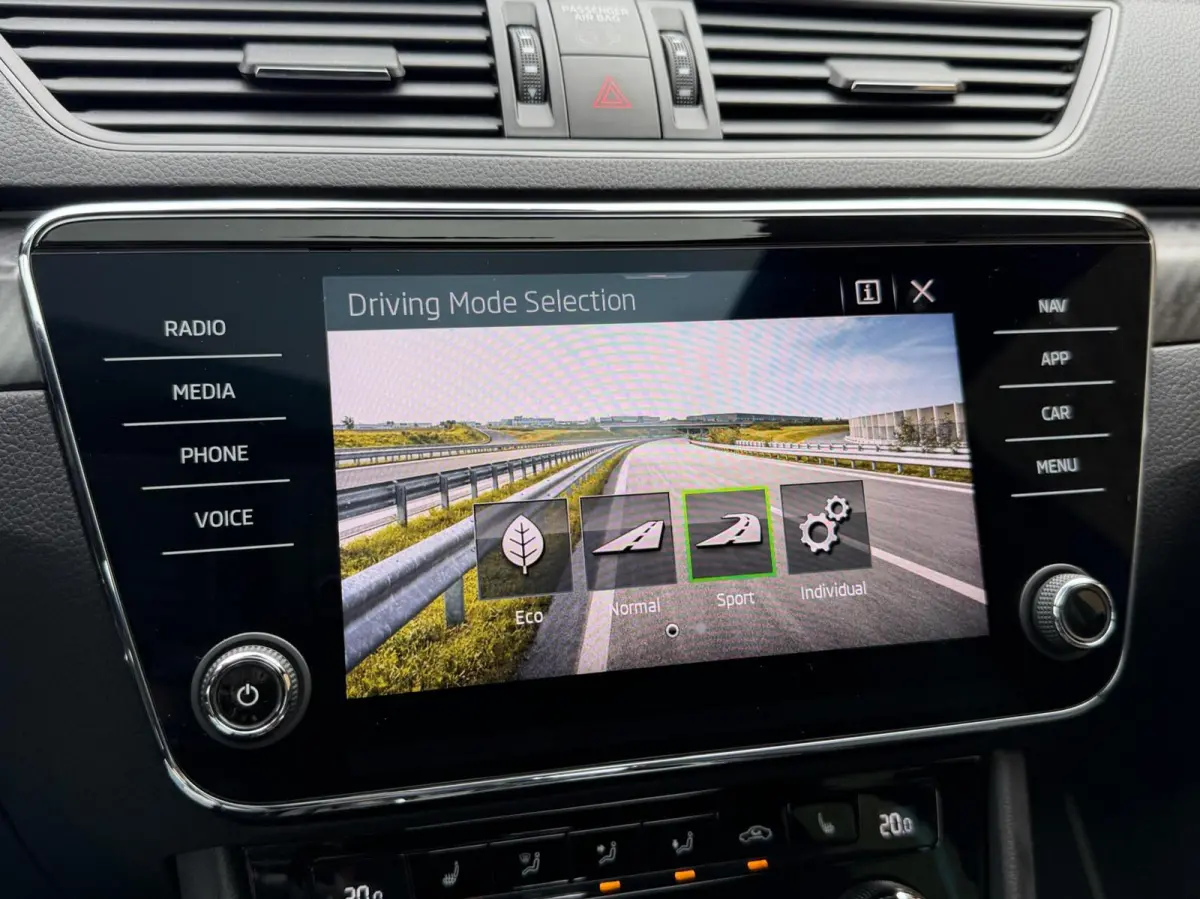 1.4 TSI iV Sportline Automaat | Panoramadak | Stoelverwarming voor | Stuurwielverwarming | Half leer alcantara | Cruise control | Trekhaak uitklapbaar | Matrix LED | Achteruitrijcamera