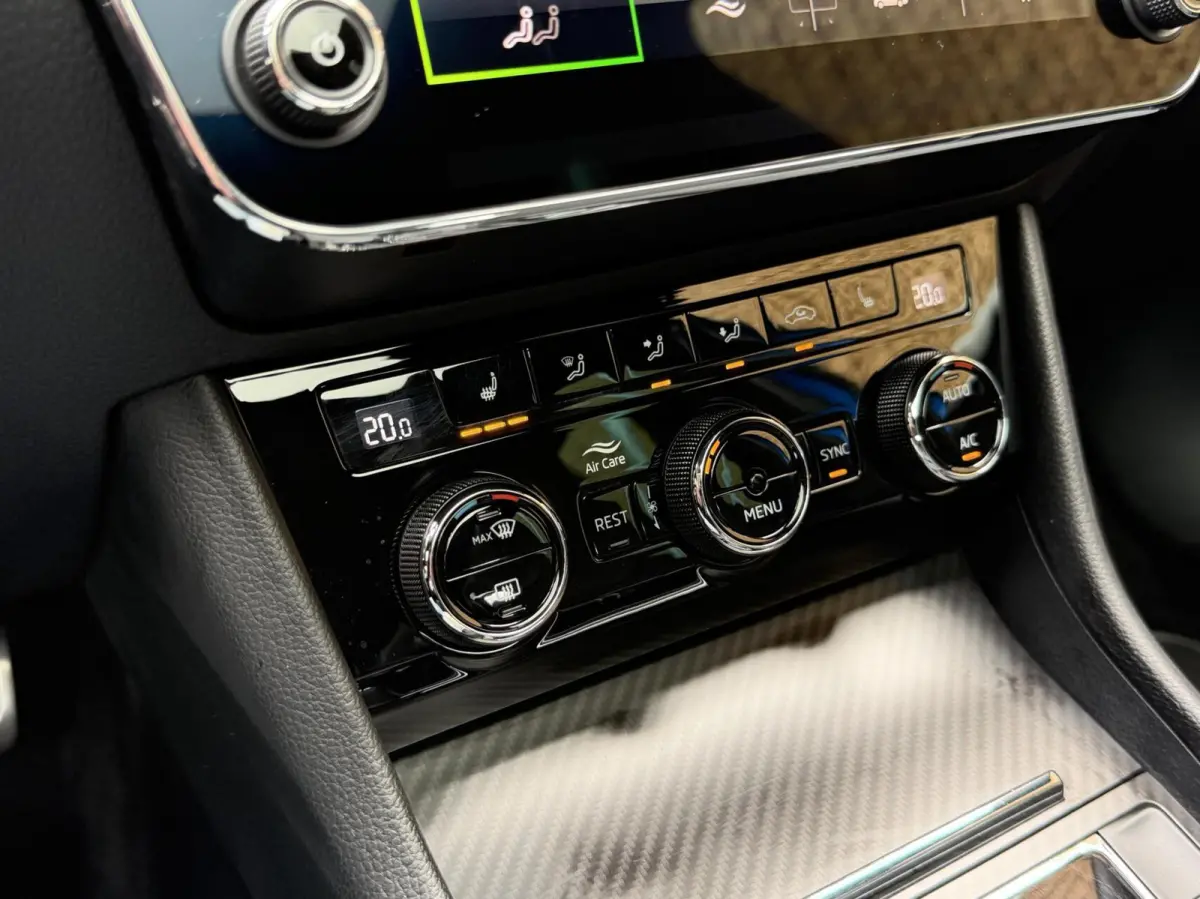 1.4 TSI iV Sportline Automaat | Panoramadak | Stoelverwarming voor | Stuurwielverwarming | Half leer alcantara | Cruise control | Trekhaak uitklapbaar | Matrix LED | Achteruitrijcamera