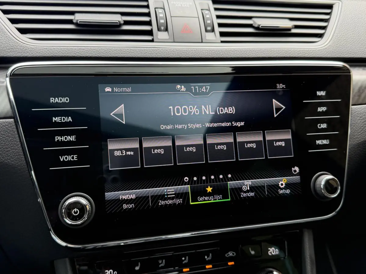 1.4 TSI iV Sportline Automaat | Panoramadak | Stoelverwarming voor | Stuurwielverwarming | Half leer alcantara | Cruise control | Trekhaak uitklapbaar | Matrix LED | Achteruitrijcamera