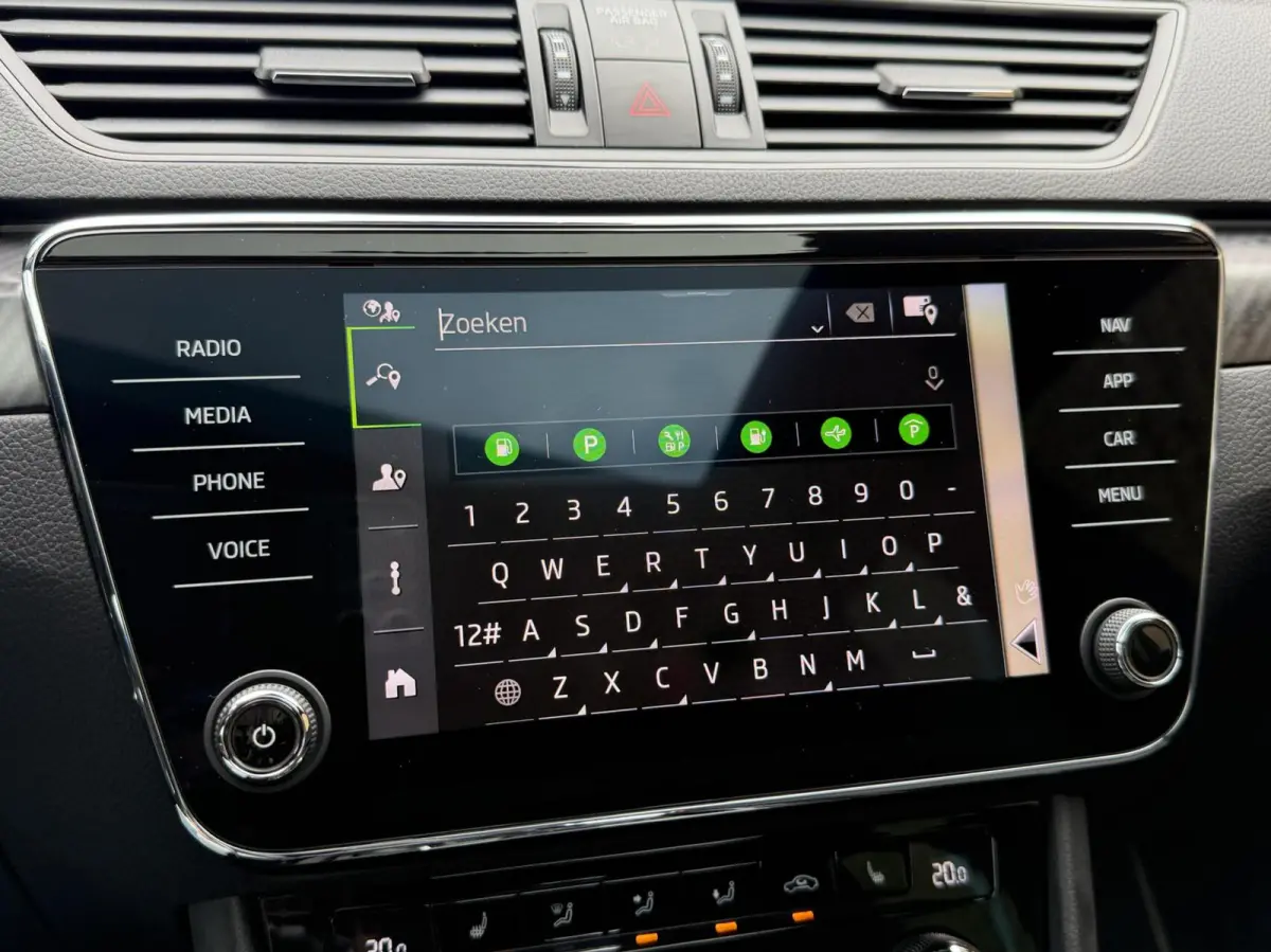 1.4 TSI iV Sportline Automaat | Panoramadak | Stoelverwarming voor | Stuurwielverwarming | Half leer alcantara | Cruise control | Trekhaak uitklapbaar | Matrix LED | Achteruitrijcamera