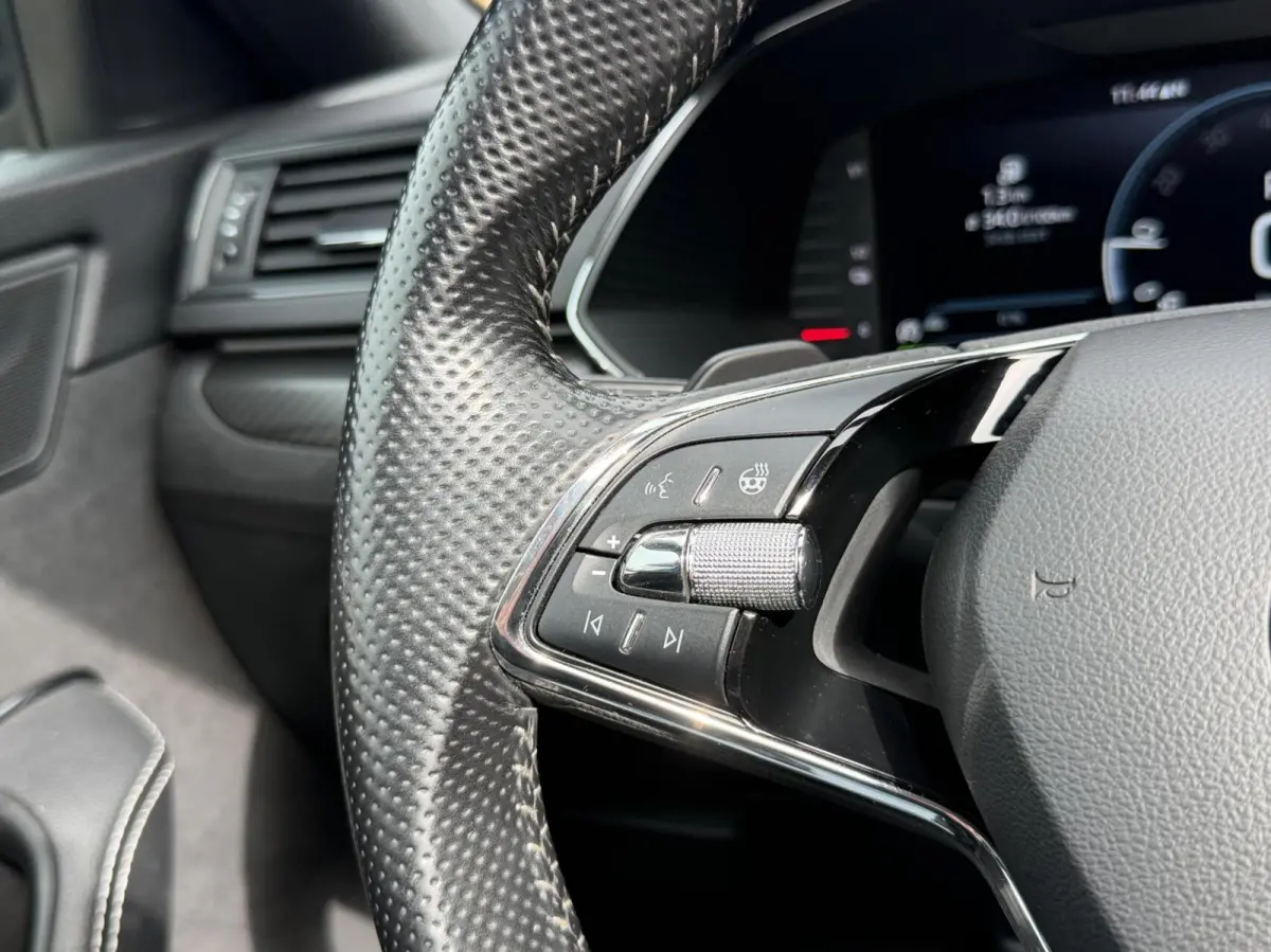 1.4 TSI iV Sportline Automaat | Panoramadak | Stoelverwarming voor | Stuurwielverwarming | Half leer alcantara | Cruise control | Trekhaak uitklapbaar | Matrix LED | Achteruitrijcamera