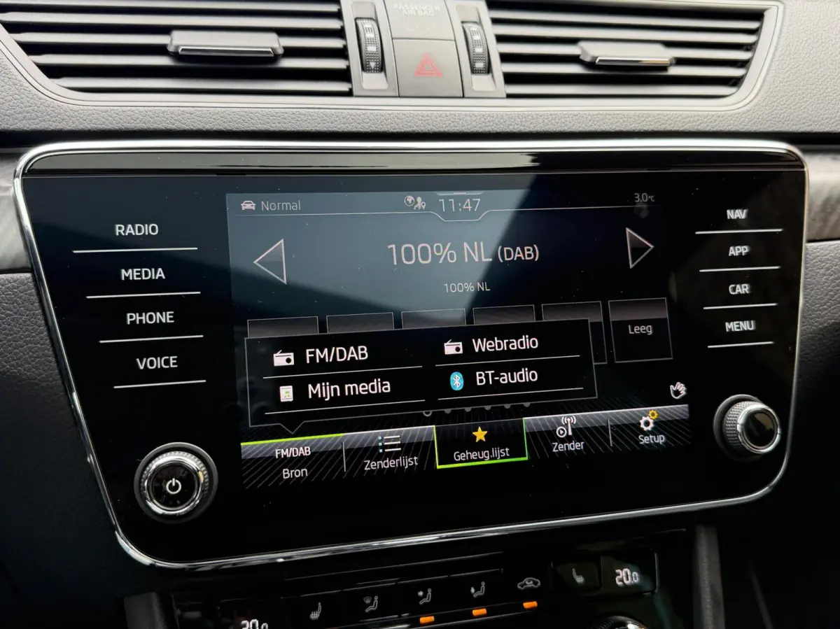1.4 TSI iV Sportline Automaat | Panoramadak | Stoelverwarming voor | Stuurwielverwarming | Half leer alcantara | Cruise control | Trekhaak uitklapbaar | Matrix LED | Achteruitrijcamera
