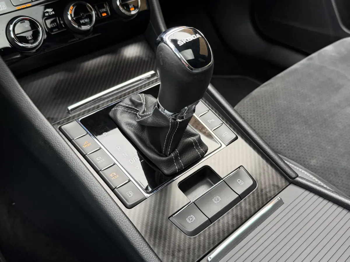 1.4 TSI iV Sportline Automaat | Panoramadak | Stoelverwarming voor | Stuurwielverwarming | Half leer alcantara | Cruise control | Trekhaak uitklapbaar | Matrix LED | Achteruitrijcamera