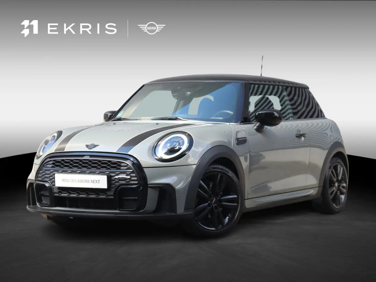 Cooper | John Cooper Works + Camera + Comfort Access + Stuurwielrand Verwarmd + Apple Carplay + LED Koplampen + JCW Sportstoelen + Adaptief Onderstel + 17" JCW Track Spoke Zwart