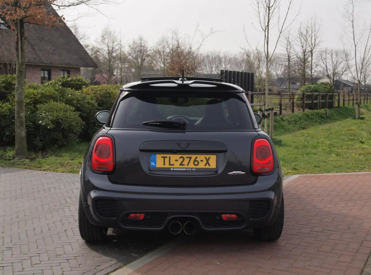 2.0 John Cooper Works Chili | 231 PK | Panoramadak | Head-Up Display | Harman Kardon | Camera | Automaat |