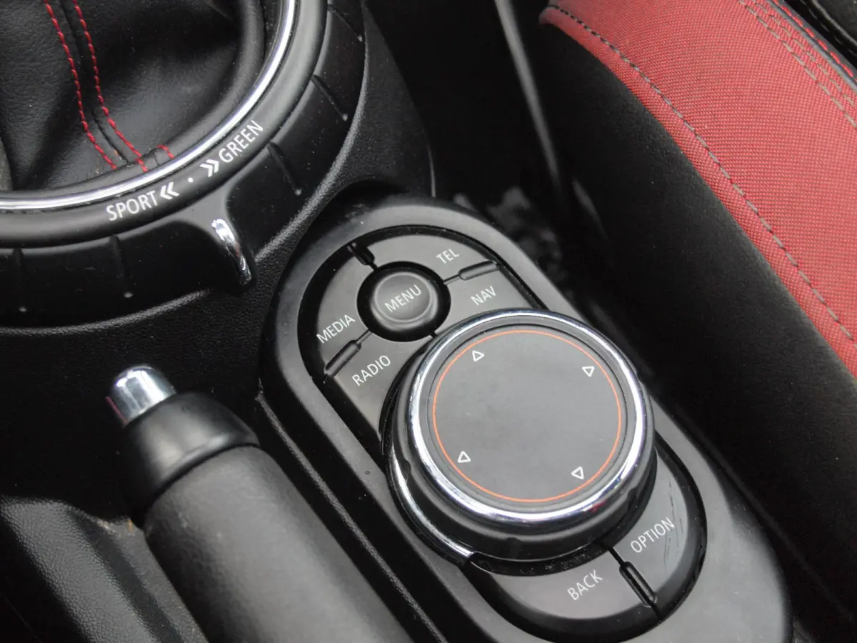 2.0 John Cooper Works Chili | 231 PK | Panoramadak | Head-Up Display | Harman Kardon | Camera | Automaat |
