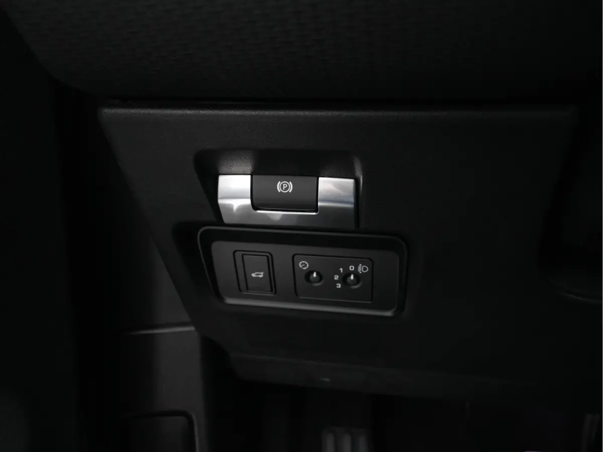 2.0 D180 AWD SE (INCL-BTW) Aut. *LEATHER | FULL-LED | HEATED-COMFORTSEATS | NAVI-FULLMAP | SHIFTPADDLES | CAMERA | ECC | CARPLAY | PDC | CRUISE | 18''ALU*