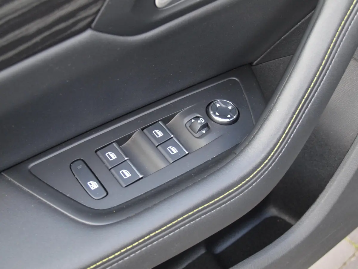 1.6 HYbrid Peugeot Sport Engineered | 360 Camera | 360 PK | NL-Auto | Gris Sellenium | Stoelverwarming |