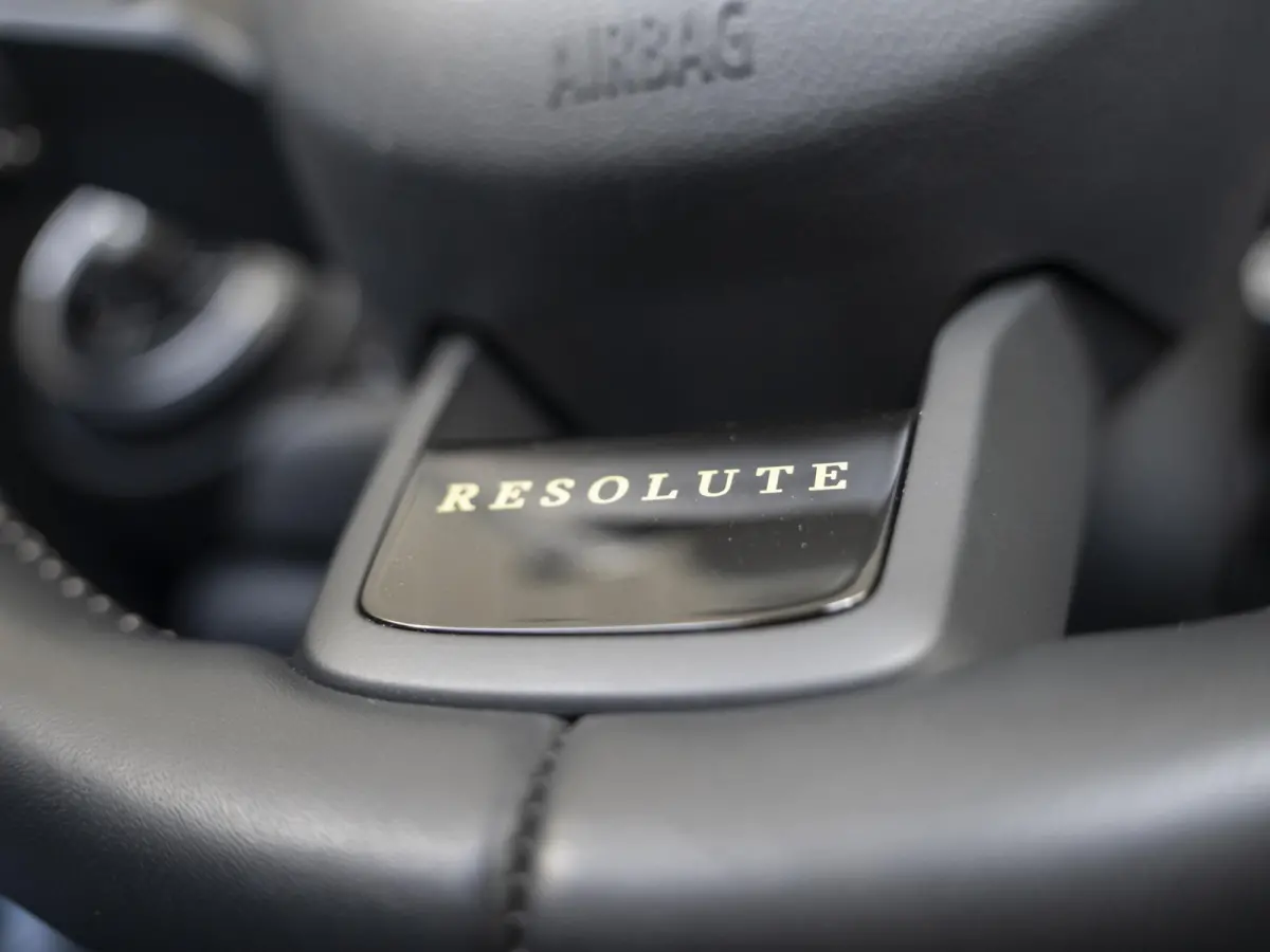Aut. Resolute Edition + Comfort Access + Stoelverwarming + 18 Pulse Spoke schwarz / Runflat