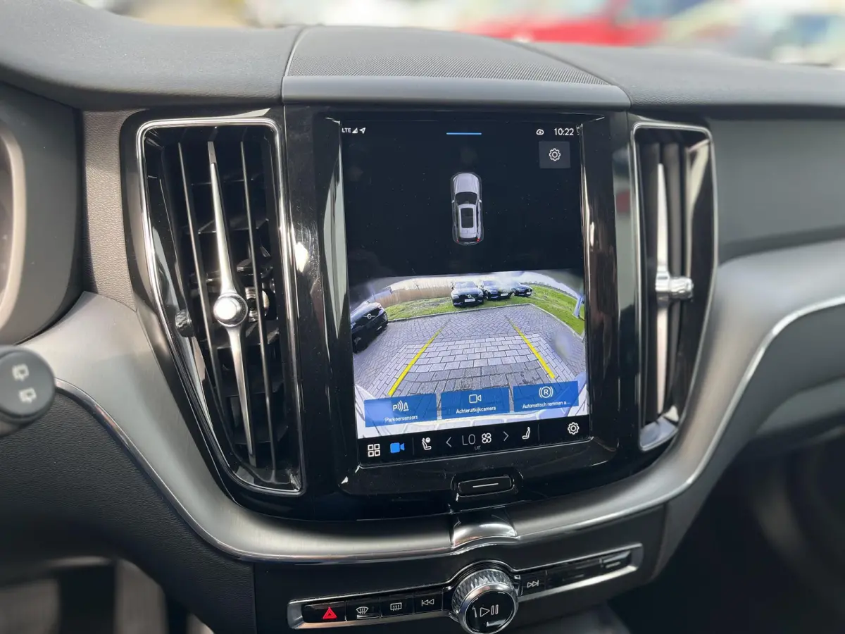 B4 Mild-Hybrid Momentum | Trekhaak |  Apple Carplay | Cruise Control | Climate Pack |