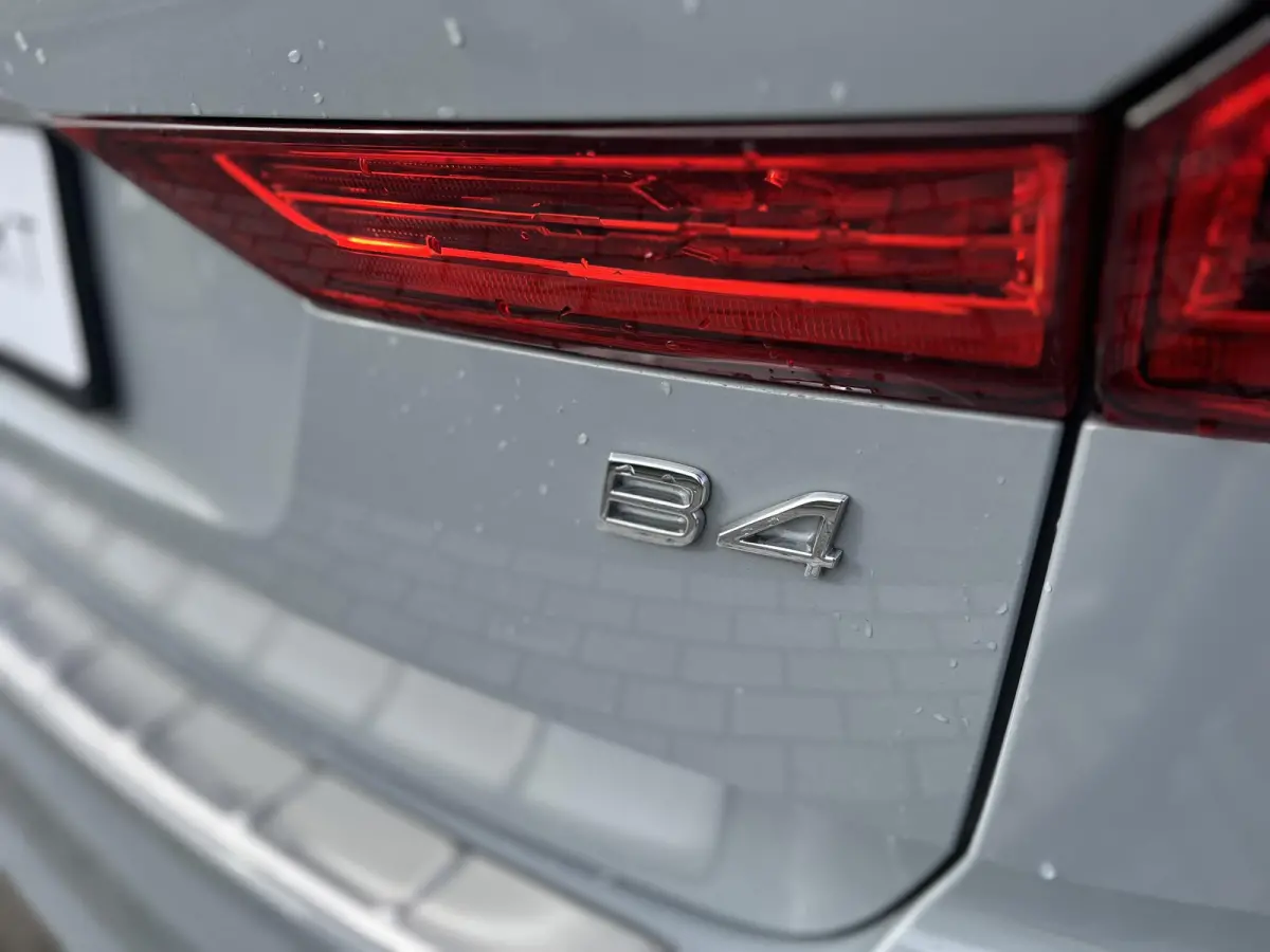B4 Mild-Hybrid Momentum | Trekhaak |  Apple Carplay | Cruise Control | Climate Pack |