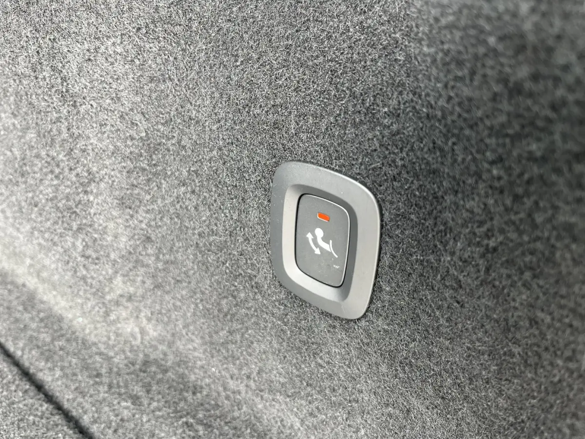 B4 Mild-Hybrid Momentum | Trekhaak |  Apple Carplay | Cruise Control | Climate Pack |