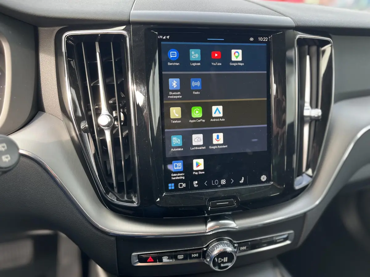 B4 Mild-Hybrid Momentum | Trekhaak |  Apple Carplay | Cruise Control | Climate Pack |