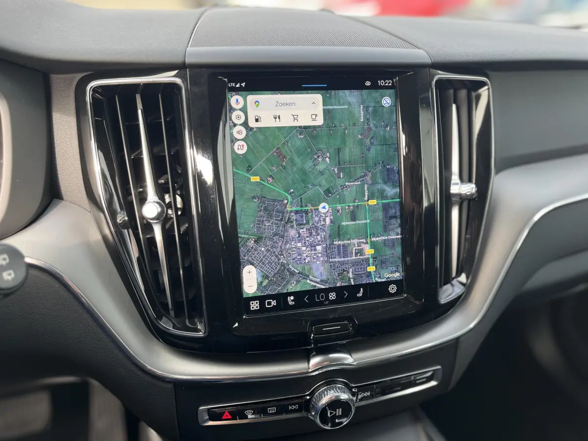 B4 Mild-Hybrid Momentum | Trekhaak |  Apple Carplay | Cruise Control | Climate Pack |