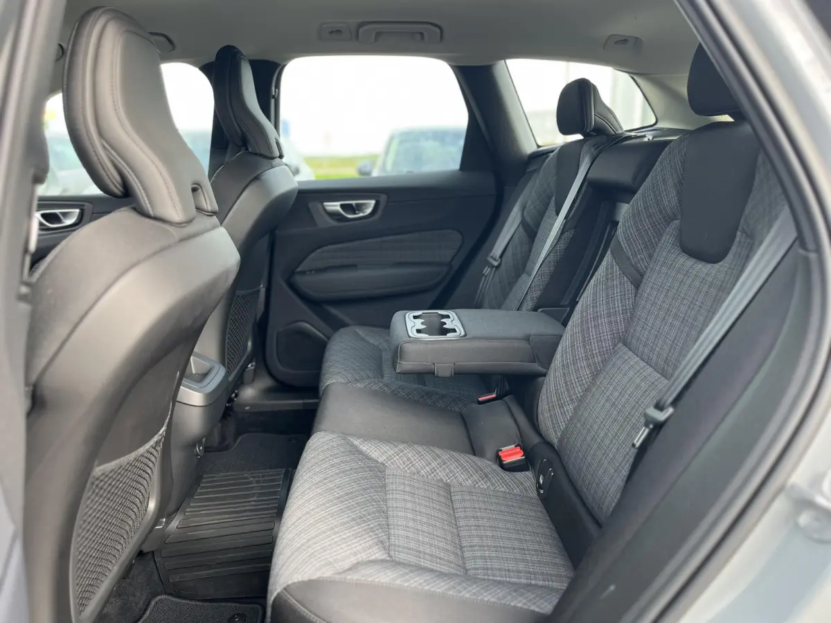 B4 Mild-Hybrid Momentum | Trekhaak |  Apple Carplay | Cruise Control | Climate Pack |
