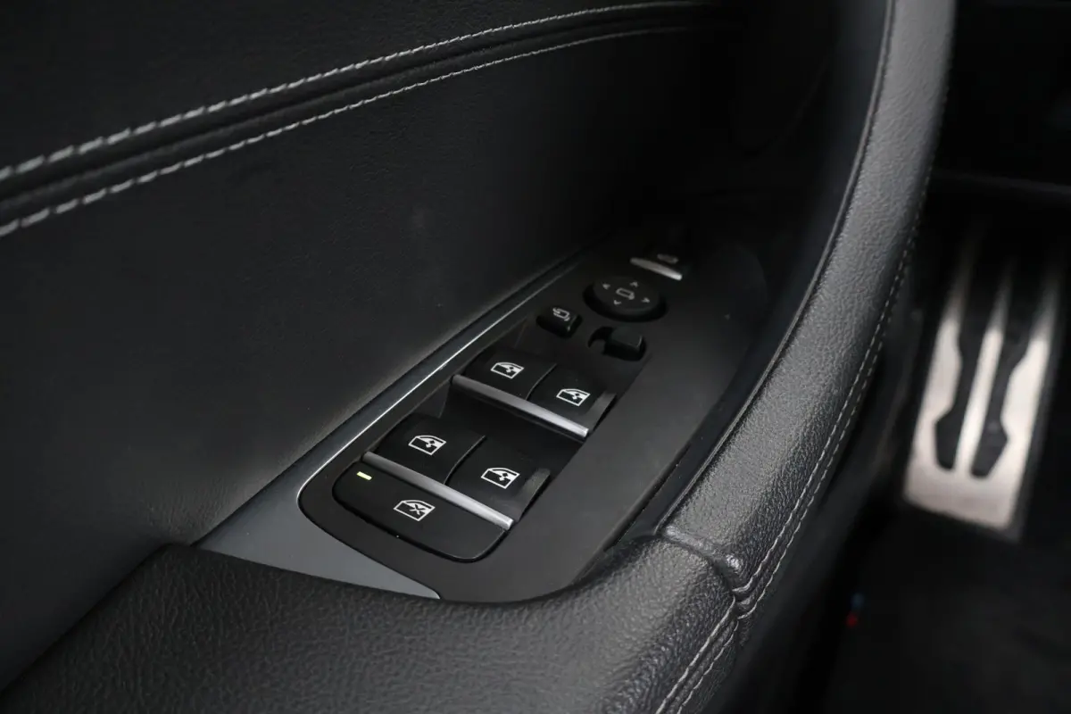 xDrive20i High Executive / M-Sport Pakket / Stuur & Stoelverwarming / Hifi / Head-Up / Adaptieve LED / Comforttoegang /