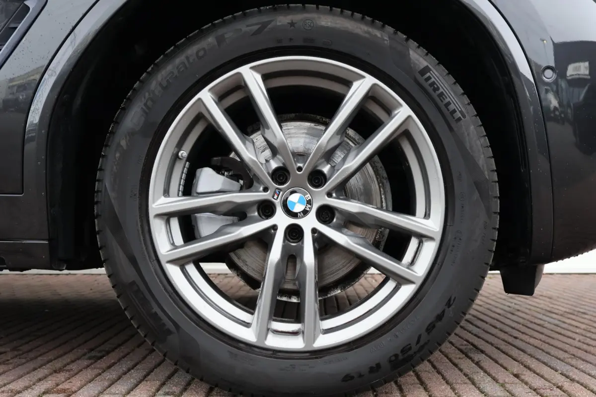 xDrive20i High Executive / M-Sport Pakket / Stuur & Stoelverwarming / Hifi / Head-Up / Adaptieve LED / Comforttoegang /